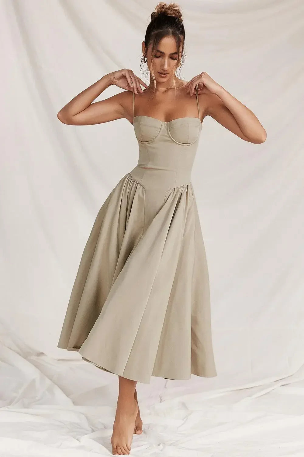Elegantiška pliusuota vasarinė suknelė